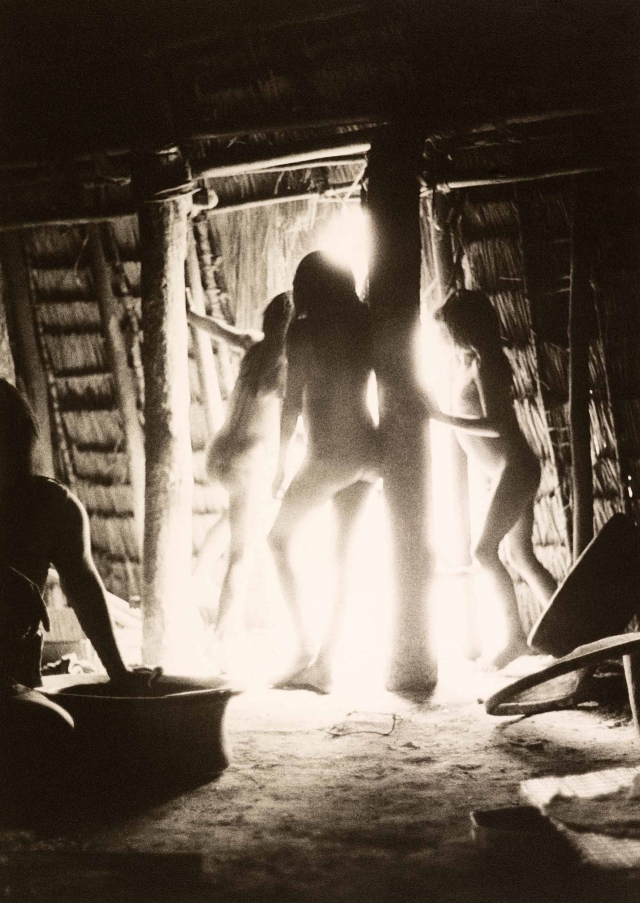 Indígenas da etnia Kamaiurá, Xingu, 1974. Acervo IMS / Arquivo Anna Mariani 