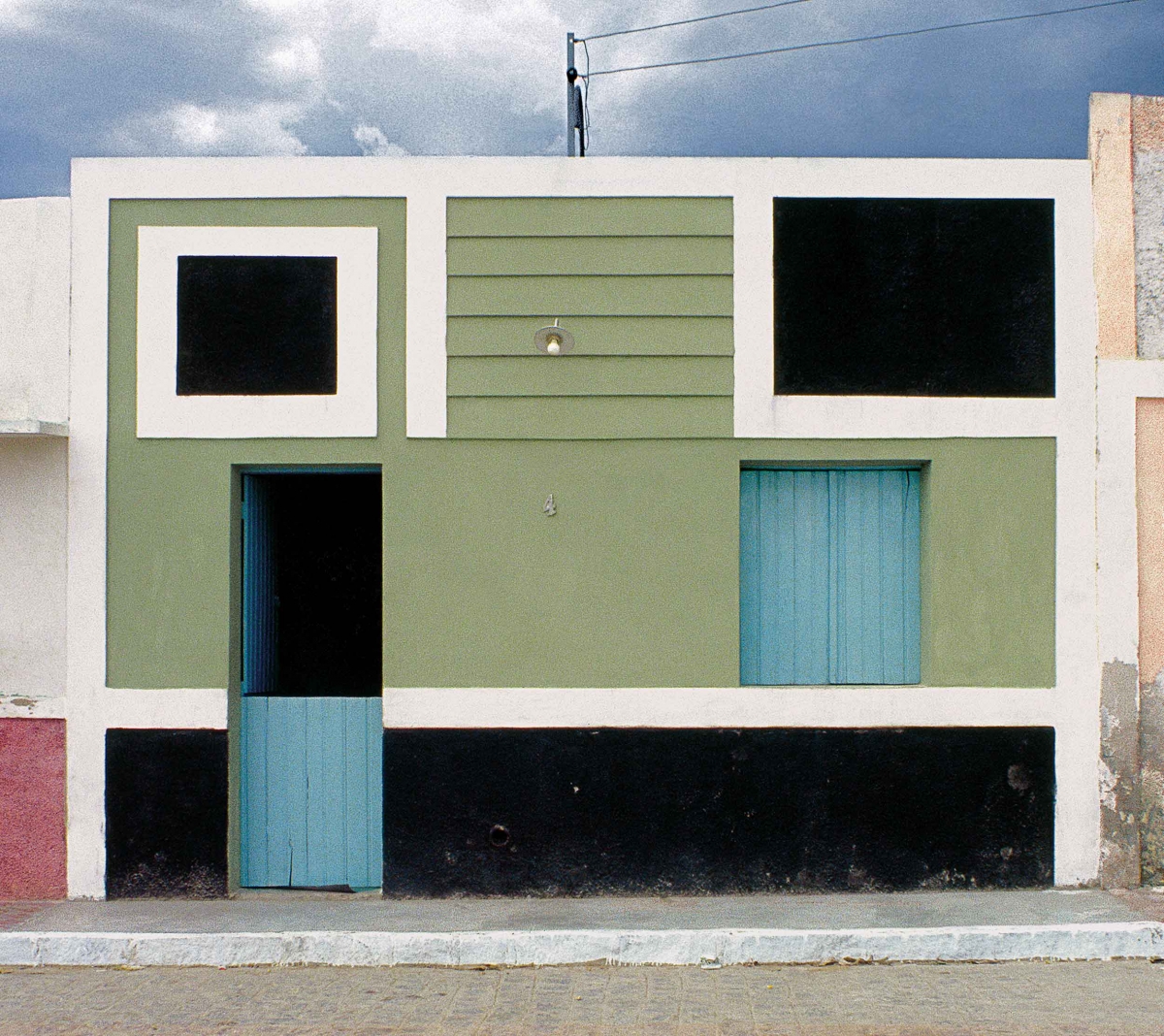 Belo Jardim, Pernambuco, 1985. Foto da série Pinturas e platibandas, de Anna Mariani. Acervo IMS / Arquivo Anna Mariani