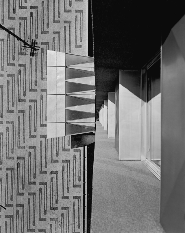 Calçada e marquise do edifício sede da Pirelli, projeto arquitetônico de Gregori Warchavchik, São Paulo, 1961. Foto de Hans Gunter Flieg / Acervo IMS
