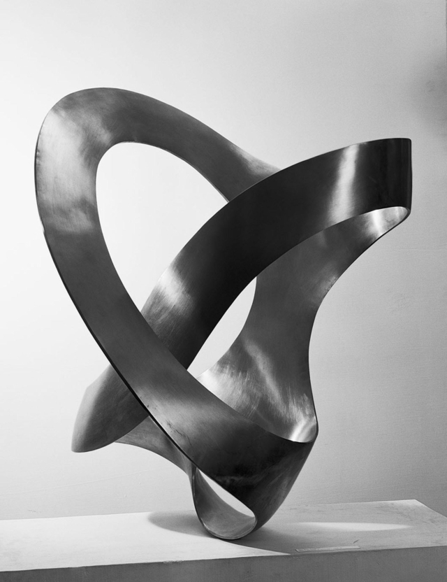 Escultura em aço <em>Unidade tripartida</em>, de Max Bill (1948/1949). Primeiro prêmio de escultura na I Bienal de São Paulo, Museu de Arte Moderna de São Paulo, São Paulo, 1951. Foto de Hans Gunter Flieg / Acervo IMS