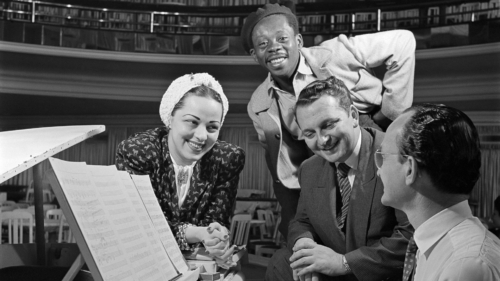 Linda Batista, Grande Otelo, Herivelto Martins e Ary Barroso ao piano, Casssino da Urca, Rio de Janeiro-RJ, 1940 d&eacute;cada. Foto de Carlos Moskovics/ Acervo Instituto Moreira Salles. 
