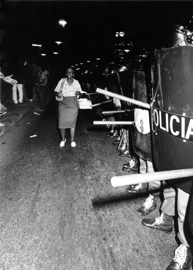 Marcha contra a Farsa da Abolição - Nada mudou, vamos mudar, Av. Presidente Vargas. Rio de Janeiro, RJ, 1988. Em destaque: cordão de isolamento da polícia militar. Foto de Januário Garcia. Acervo IMS /Arquivo Januário Garcia