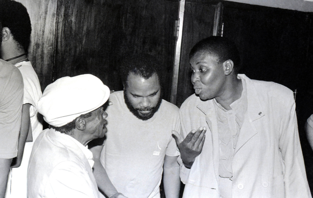 Grande Otelo, Ivanir dos Santos e Benedita da Silva conversam em evento de lançamento do filme documentário &quot;Fronteiras de Sangue&quot; (1985) no Cinema Ricamar em Copacabana. Rio de Janeiro, RJ, 1987. Foto de Januário Garcia. Acervo IMS /Arquivo Januário Garcia