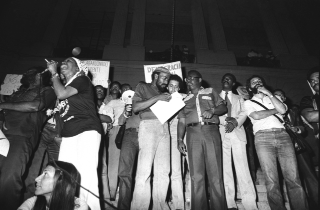 Lélia Gonzalez discursa em ato do movimento negro nas escadarias da Câmara Municipal do Rio de Janeiro, c.1978. Foto de Januário Garcia. Acervo IMS /Arquivo Januário Garcia