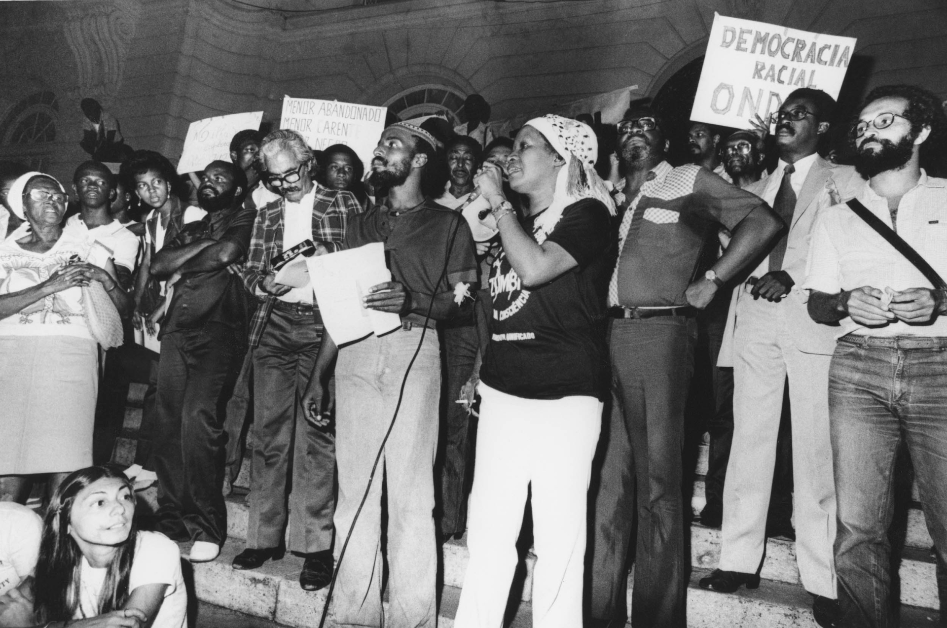 Lélia Gonzalez discursa em ato do movimento negro nas escadarias da Câmara Municipal do Rio de Janeiro, c.1978. Foto de Januário Garcia. Acervo IMS /Arquivo Januário Garcia