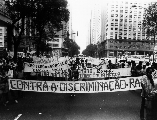 Marcha Zumbi está Vivo. Av. Rio Branco. Rio de Janeiro, 18 de novembro de 1983. Foto de Januário Garcia. Acervo IMS /Arquivo Januário Garcia