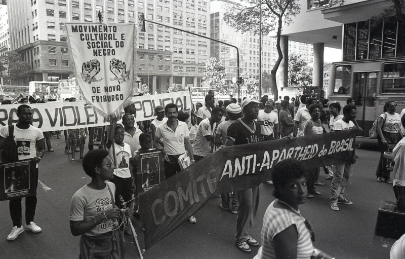 Marcha Zumbi está Vivo. Av. Rio Branco. Rio de Janeiro, 18 de novembro de 1983. Foto de Januário Garcia. Acervo IMS /Arquivo Januário Garcia