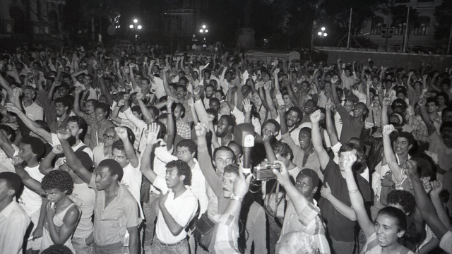Marcha Zumbi está Vivo. Av. Rio Branco. Rio de Janeiro, 18 de novembro de 1983. Manifestantes na Cinelândia. Detalhe de foto de Januário Garcia. Acervo IMS /Arquivo Januário Garcia