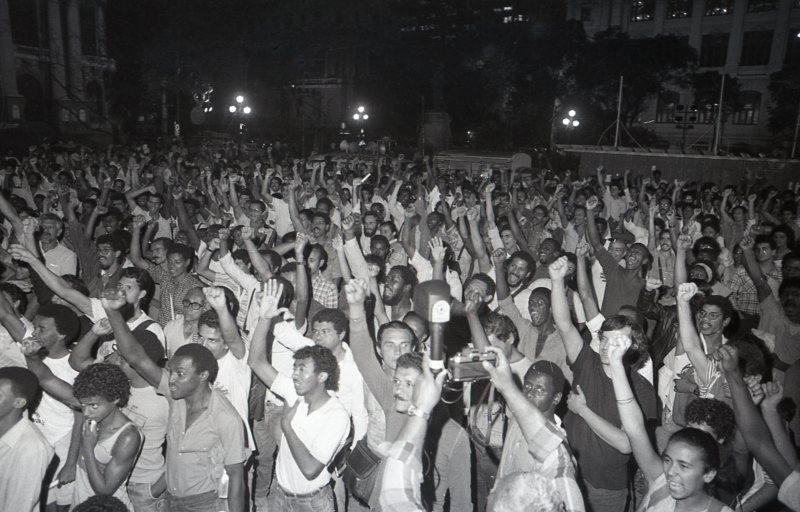 Marcha Zumbi está Vivo. Av. Rio Branco. Rio de Janeiro, 18 de novembro de 1983. Manifestantes na Cinelândia. Foto de Januário Garcia. Acervo IMS /Arquivo Januário Garcia