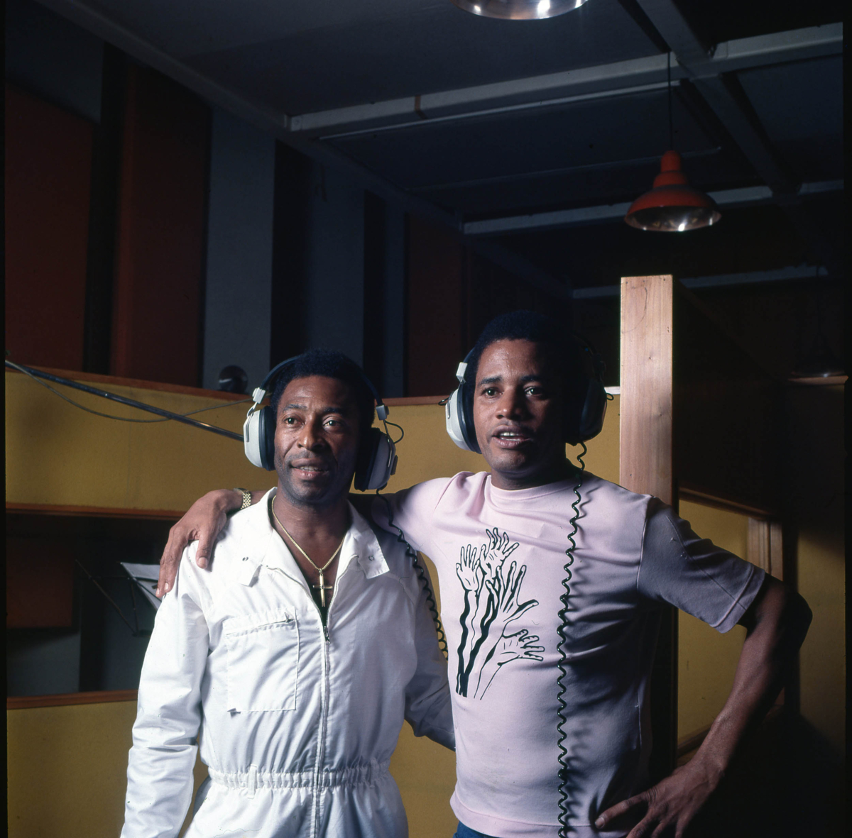 Pelé e Jair Rodrigues nos bastidores da gravação da canção &quot;Cidade Grande&quot;, de autoria de Pelé, para o disco &quot;Alegria de um Povo&quot; de Jair Rodrigues, 1981. Foto de Januário Garcia. Acervo IMS /Arquivo Januário Garcia