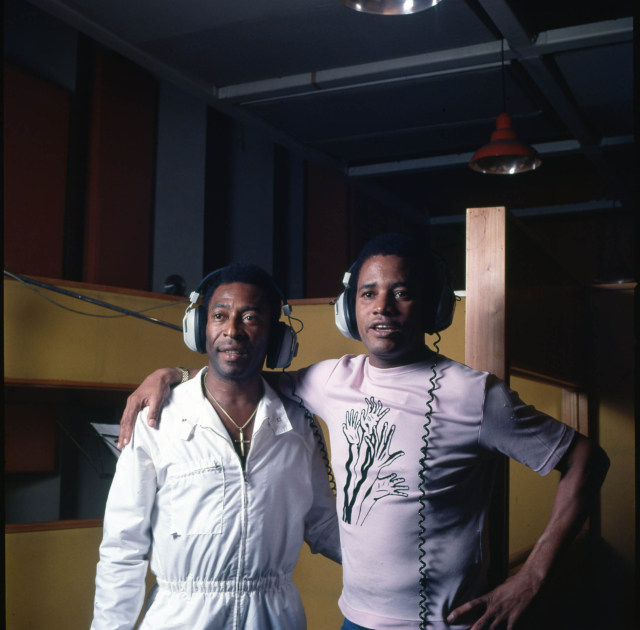 Pelé e Jair Rodrigues nos bastidores da gravação da canção &quot;Cidade Grande&quot;, de autoria de Pelé, para o disco &quot;Alegria de um Povo&quot; de Jair Rodrigues, 1981. Foto de Januário Garcia. Acervo IMS /Arquivo Januário Garcia