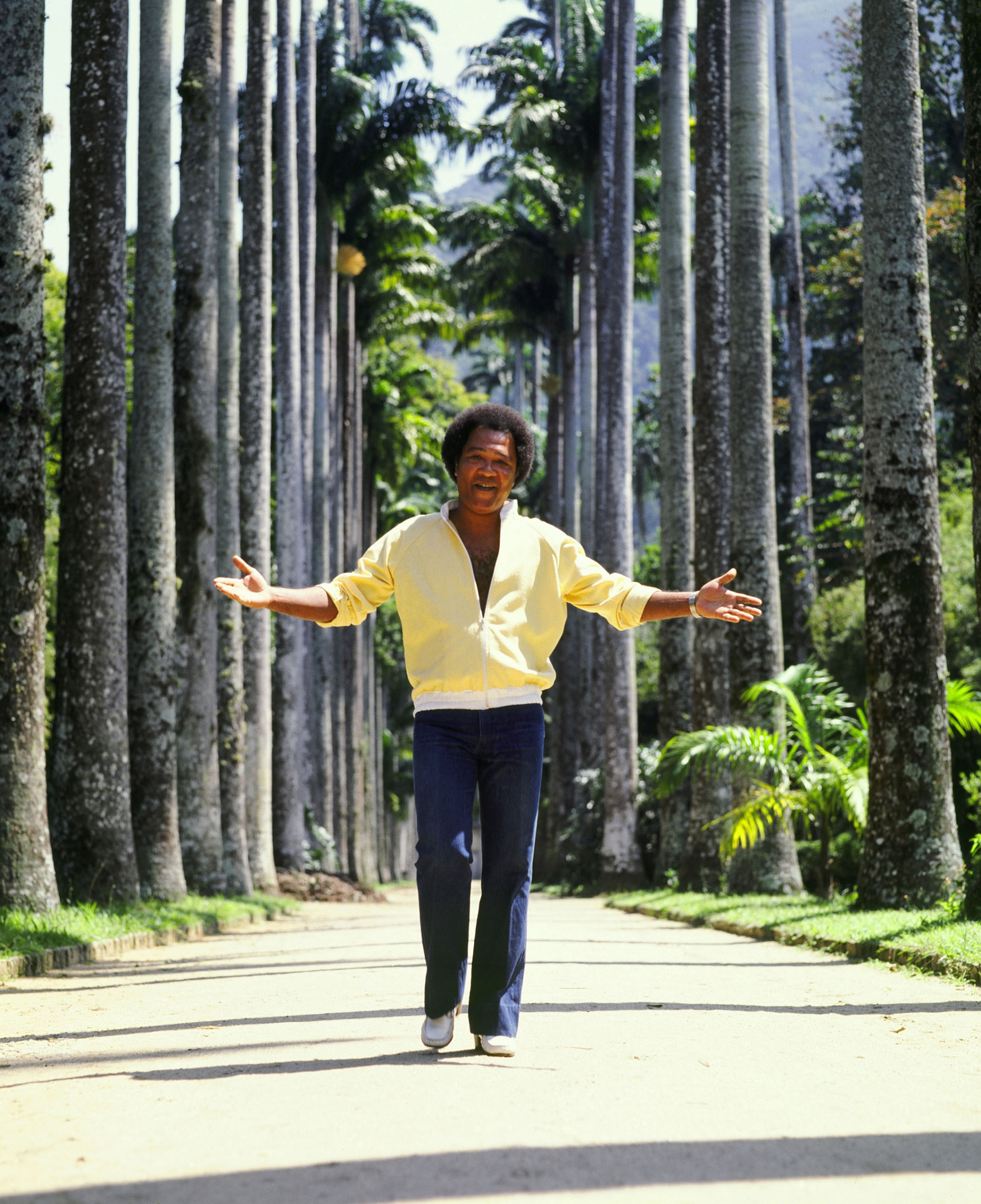 Roberto Ribeiro em foto de ensaio para a produção de capa do disco &quot;De Palmares ao tamborim&quot;, 1984. Foto de Januário Garcia. Acervo IMS /Arquivo Januário Garcia