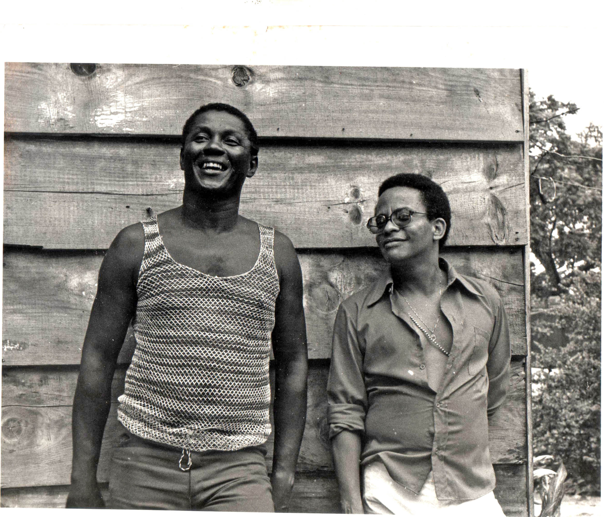 Wilson Moreira e Nei Lopes em foto de ensaio para a produção de capa do disco &quot;A arte negra de Wilson Moreira e Nei Lopes&quot;, 1980. Foto de Januário Garcia. Acervo IMS /Arquivo Januário Garcia