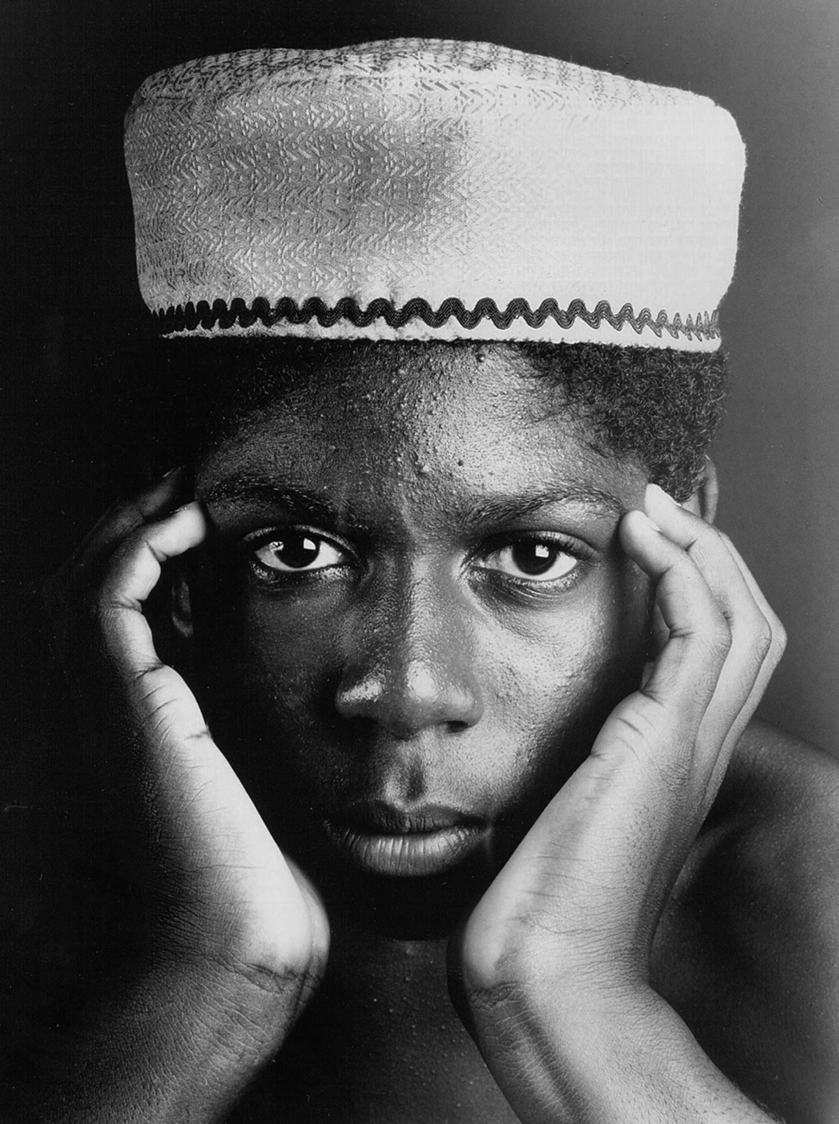 Retrato de modelo para ensaio do Calendário Beleza Negra 1994, primeiro calendário afro-brasileiro realizado pela Editora Vozes e a comissão de Religiosos, Padres e Agentes de Pastoral Negros, lançado em comemoração aos 300 anos de Zumbi. Foto de Januário Garcia. Acervo IMS /Arquivo Januário Garcia