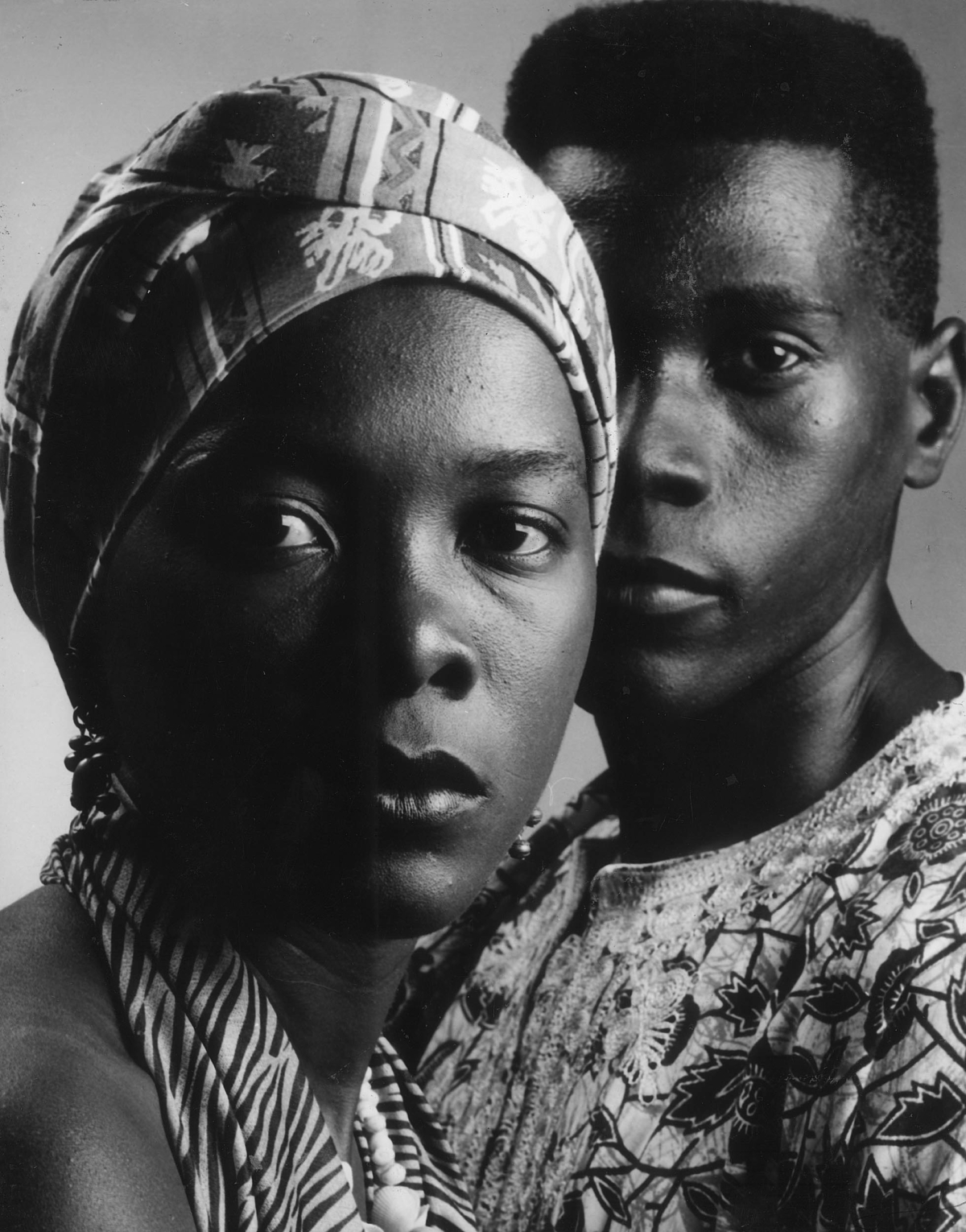 Retrato de modelos para ensaio do Calendário Beleza Negra 1994, primeiro calendário afro-brasileiro realizado pela Editora Vozes e a comissão de Religiosos, Padres e Agentes de Pastoral Negros, lançado em comemoração aos 300 anos de Zumbi. Foto de Januário Garcia. Acervo IMS /Arquivo Januário Garcia