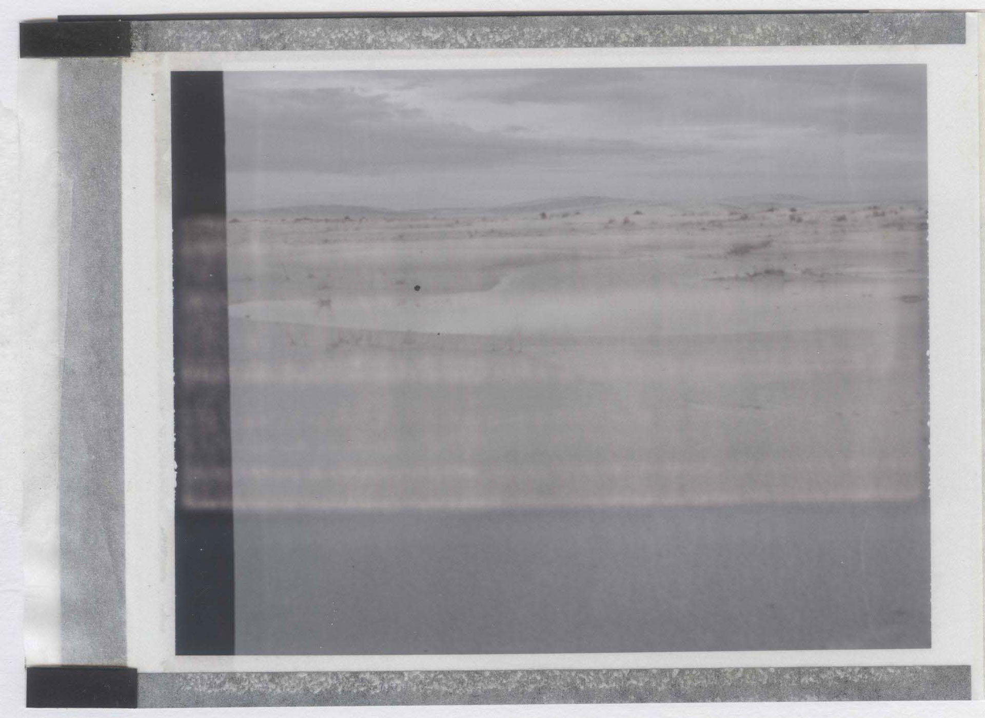 Sem título #24, da série Microfilme. Filme instantâneo colorido (Polaroid), 26 x 23 cm 