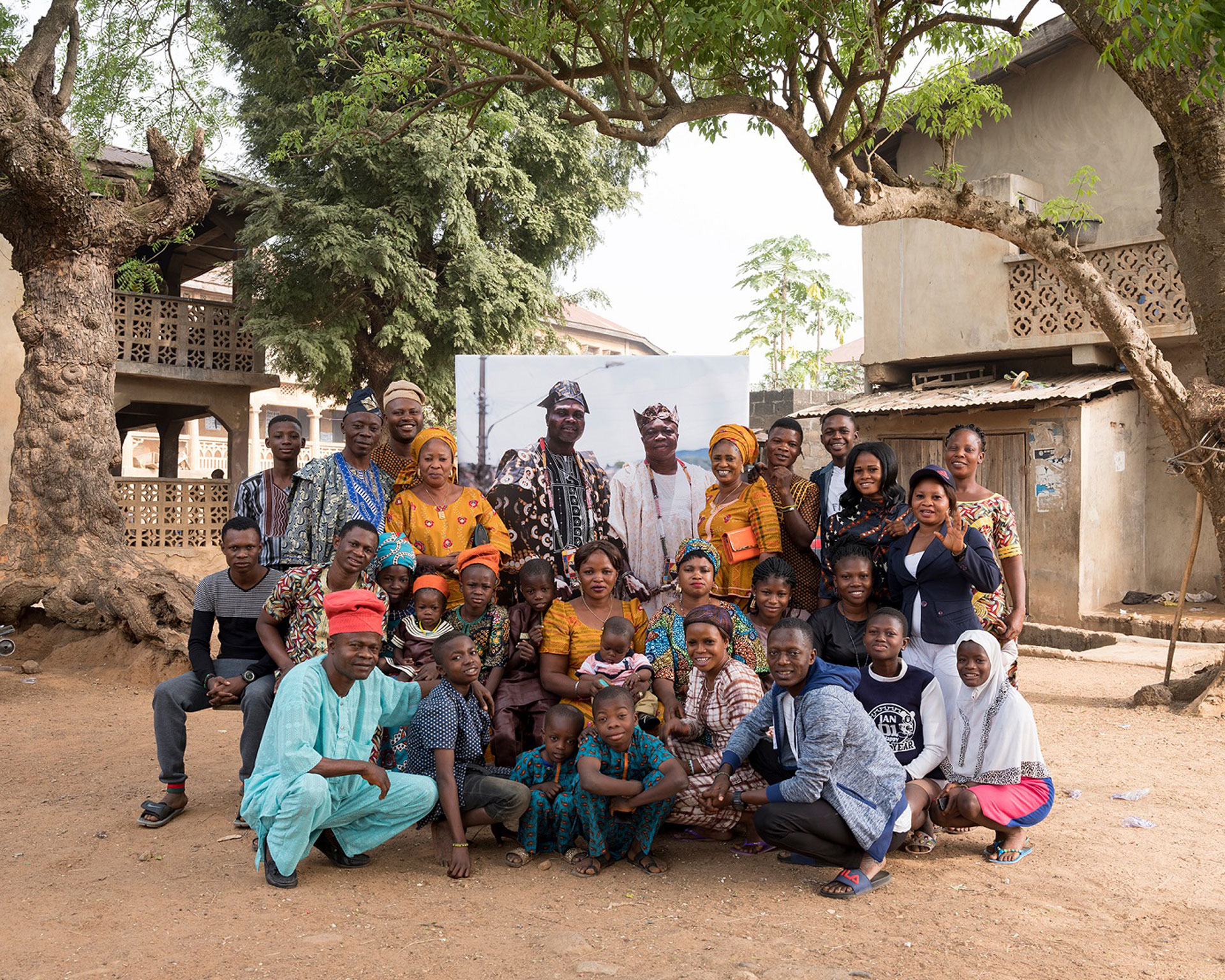 Bankole com a sua família em Ogbomossô, Nigéria, da série Estou aqui, sou daqui, 59×73 cm. De Tatewaki Nio. Coleção Contemporânea. Acervo IMS 