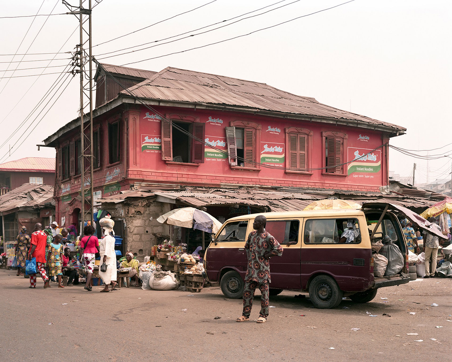 Ibadã, Nigéria #02, da série As pegadas dos retornados, 2017-18. Fotografia em pigmento mineral sobre papel de algodão impressa em 2023, 88×109 cm.