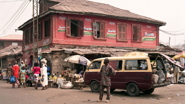 CORTE. Ibadã, Nigéria #02, da série As pegadas dos retornados, 2017-18. Fotografia em pigmento mineral sobre papel de algodão impressa em 2023, 88×109 cm.
