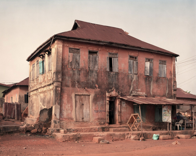 Ilexá, Nigéria #14, da série As pegadas dos retornados, 2017-18. Fotografia em pigmento mineral sobre papel de algodão impressa em 2023, 88×109 cm.  