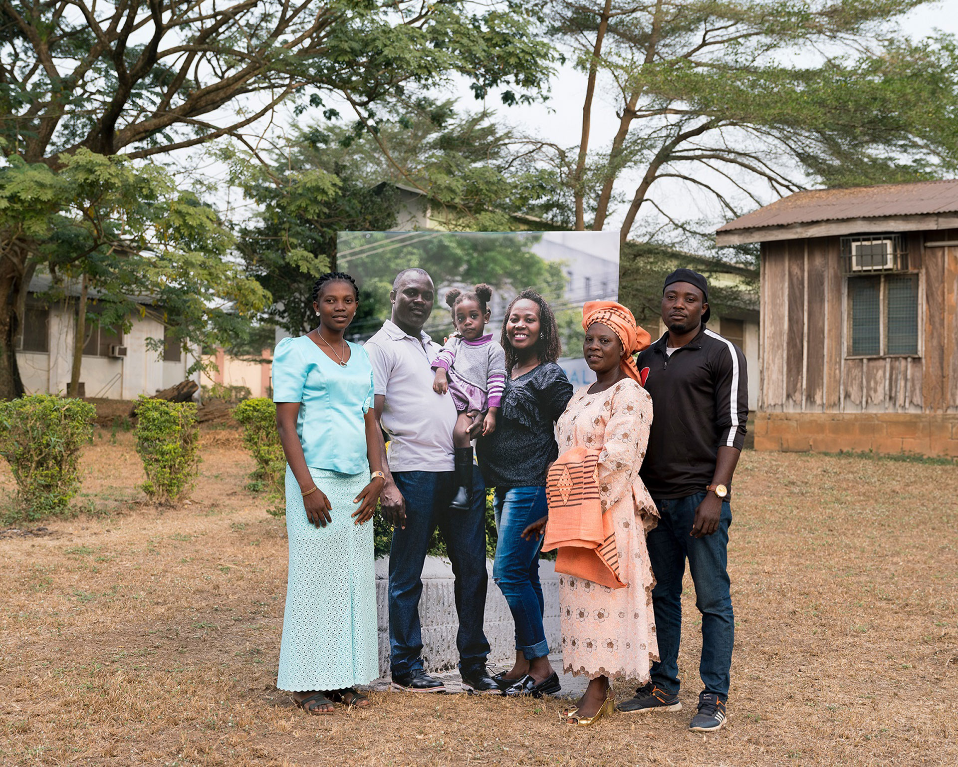 Lanre com sua família em Ibadã, Nigéria, da série Estou aqui, sou daqui, 59×73 cm. Obra de Tatewaki Nio. Coleção Contemporânea/ Acervo IMS 