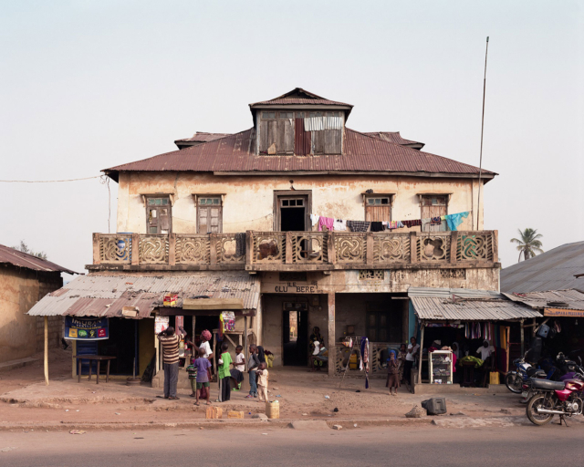 Ogbomossô, Nigéria #1, da série As pegadas dos retornados, 2017-18. Fotografia em pigmento mineral sobre papel de algodão impressa em 2023. 88×109 cm. 