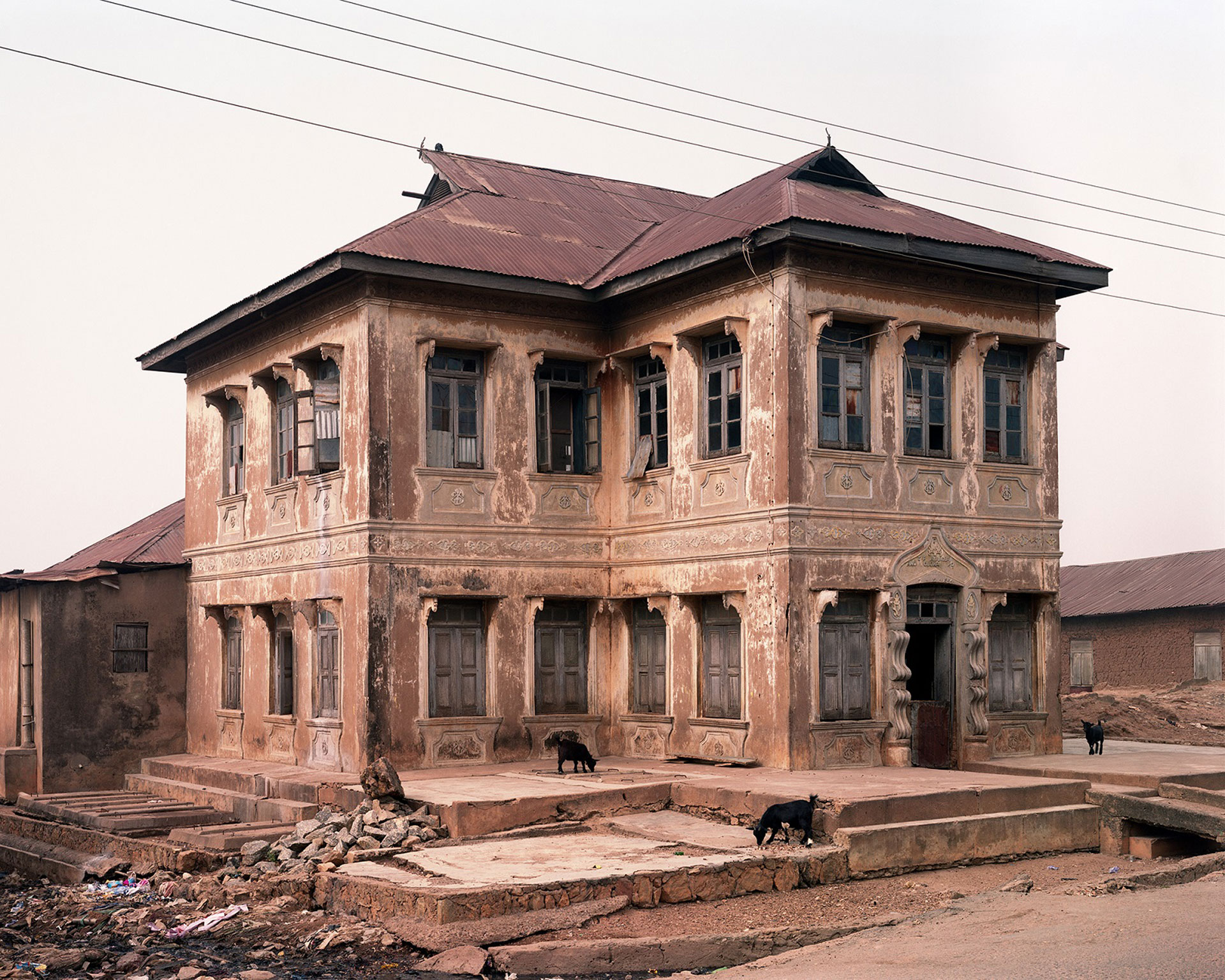 Ogbomossô, Nigéria #2, da série As pegadas dos retornados, 2017-18. Fotografia em pigmento mineral sobre papel de algodão impressa em 2023. 88×109 cm. 
