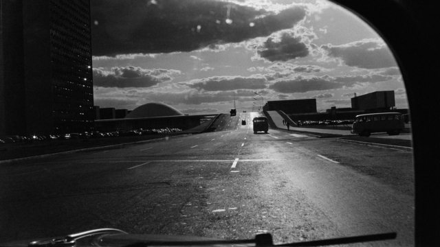 Eixo Monumental em direção ao Congresso Nacional, Brasília. 1964. Detalhe de foto de Jorge Bodanzky. Acervo Jorge Bodanzky / IMS