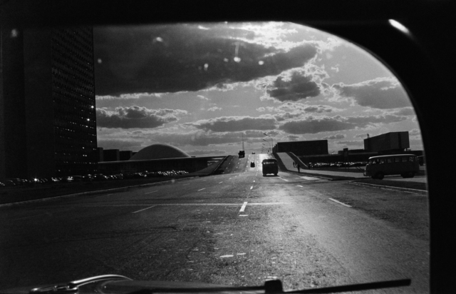 Eixo Monumental em direção ao Congresso Nacional, Brasília. 1964. Foto de Jorge Bodanzky. Acervo Jorge Bodanzky / IMS