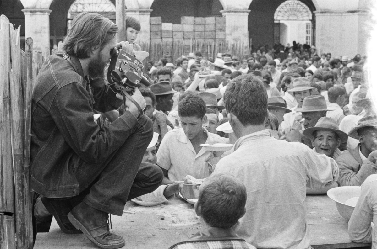 Jorge Bodanzky filmando o mito do Divino com Hermano Penna, São Luiz do Paraitinga, SP. 1968. Foto de Jorge Bodanzky. Acervo Jorge Bodanzky / IMS