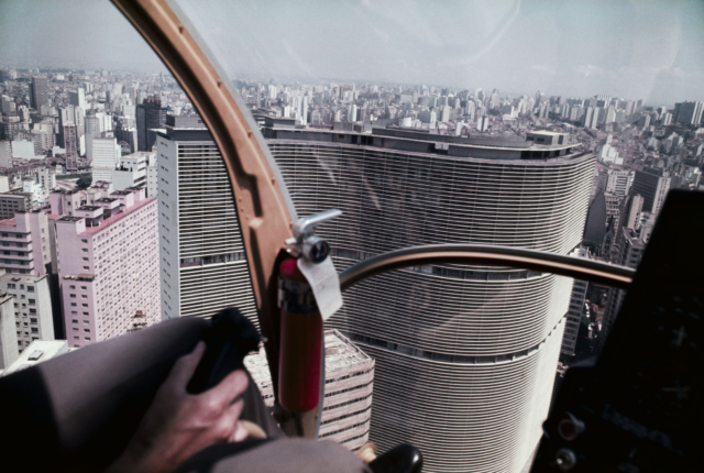 Vista aérea do edifício Copan, São Paulo, São Paulo. déc. 1970. Foto de Jorge Bodanzky. Acervo Jorge Bodanzky / IMS