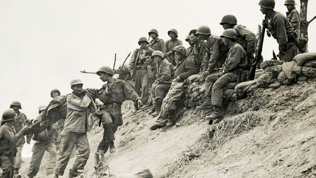 Batalhão colombiano incorporado à 7ª Divisão de Infantaria norte-americana, provavelmente após o ataque à colina 682, ao noroeste de Kumhwa, durante a operação Doughnut, julho de 1951. Coreia do Sul. Detalhe de foto de Luciano Carneiro/Acervo IMS