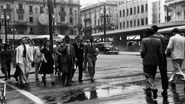 Pedestres na praça do Patriarca. São Paulo, SP, c. 1940. Detalhe de foto de Hildegard Rosenthal