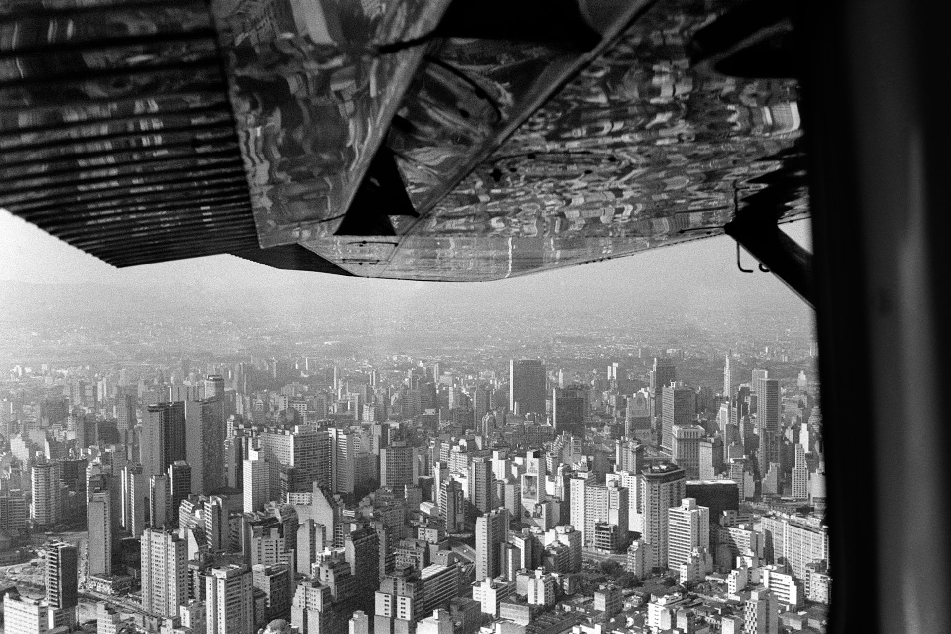 Vista aérea da região central de São Paulo, c. 1970. Foto de Jorge Bodanzky. Acervo IMS