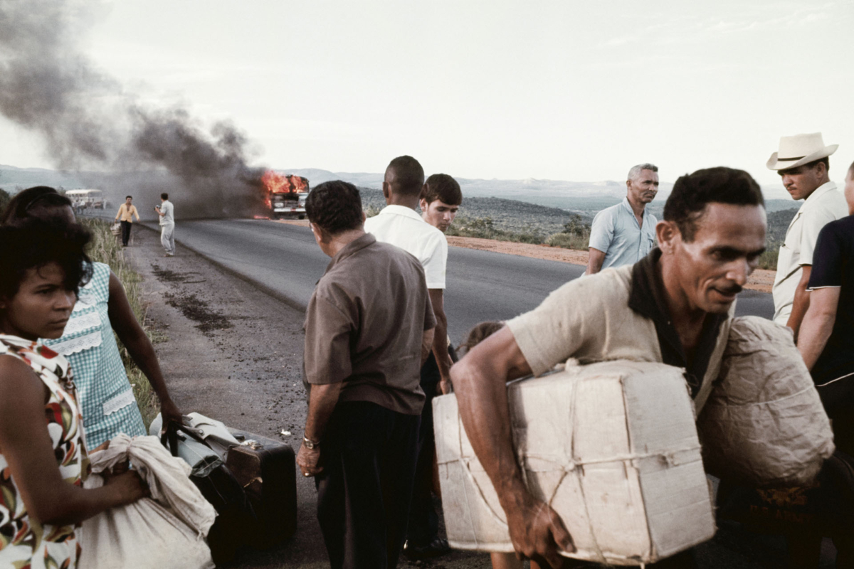 Incêndio em ônibus, MG. c.1970. Foto de Jorge Bodanzky. Acervo Jorge Bodanzky / IMS