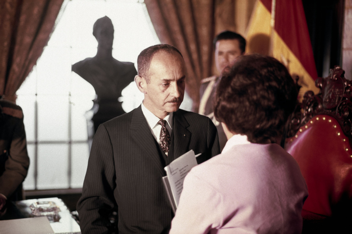 Jorge Bodanzky e o repórter Karl Brugger em entrevista coletiva com Hugo Banzer Suárez um mês depois de o general assumir o governo da Bolívia em um golpe militar, setembro de 1971. Foto de Jorge Bodanzky. Acervo Jorge Bodanzky / IMS