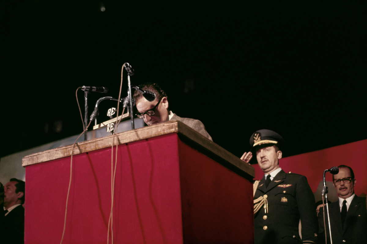 Pronunciamento do presidente chileno Salvador Allende deposto dois anos depois pelo general Augusto Pinochet em um golpe militar apoiado pelos Estados Unidos. Atrás de Allende, Sanchez Celedón, da Força Aérea do Chile. Santiago, Chile, c. 1971. Foto de Jorge Bodanzky. Acervo Jorge Bodanzky / IMS