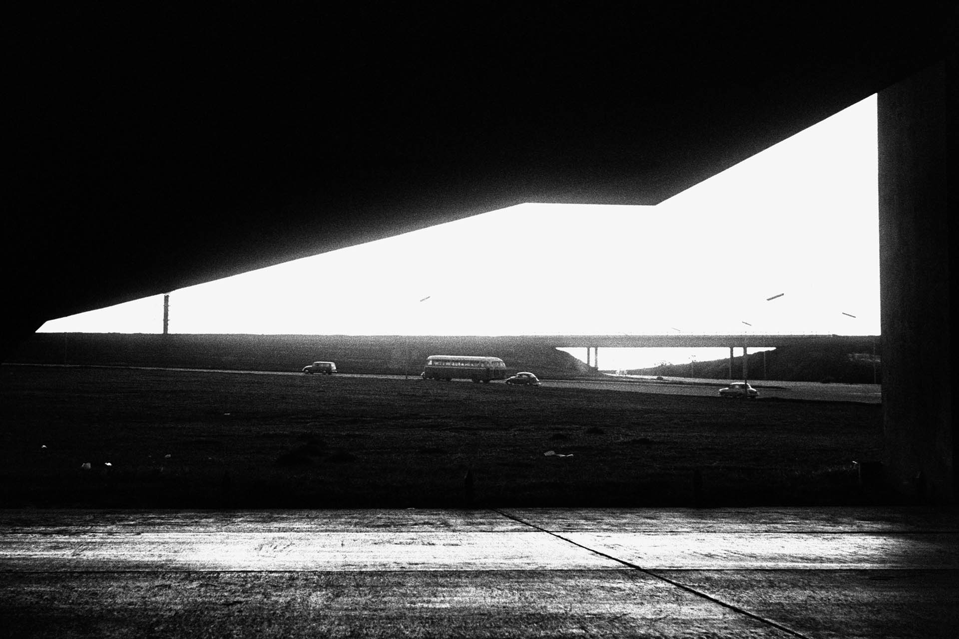Rodoviária vista da janela de carro em movimento, Brasília, DF, 1964. Foto de Jorge Bodanzky. Acervo Jorge Bodanzky / IMS