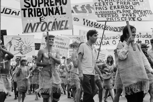 Calouros desfilam pela avenida W3 em trote organizado por veteranos da Universidade de Brasília, DF, 13.03.1965. Foto de Jorge Bodanzky. Acervo Jorge Bodanzky / IMS