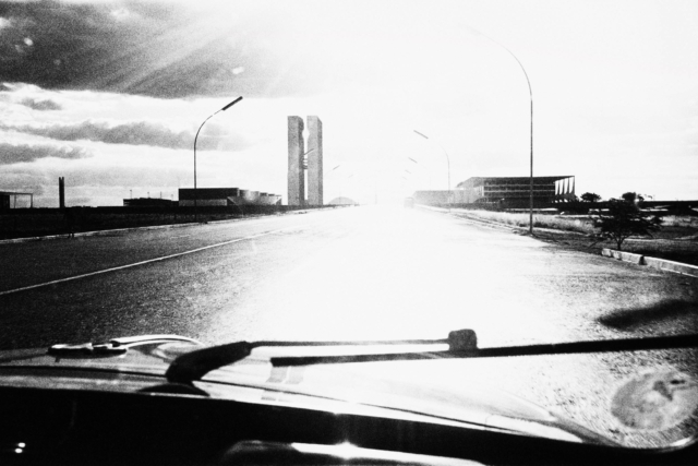 Eixo Monumental e Congresso Nacional vistos de dentro de carro. Brasília, DF, 1964. Foto de Jorge Bodanzky. Acervo Jorge Bodanzky / IMS