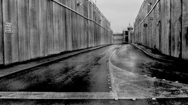 Muro que separa Israel da Palestina, trecho próximo ao Túmulo de Raquel, Belém, 2009. Foto de Josef Koudelka.