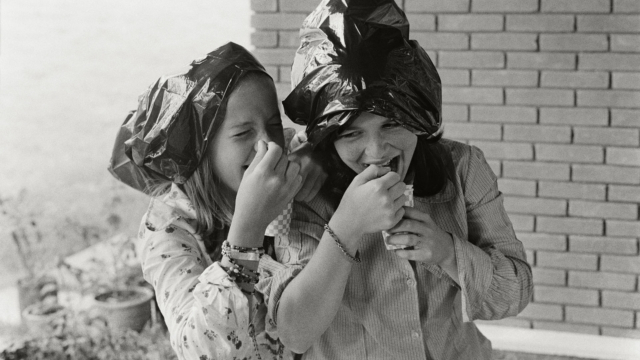 Sucrilhos. Dany Bulhert e Jacqueline Bril, Campos do Jordão, abril de 1973. Detalhe de foto de Stefania Bril. Acervo IMS / Arquivo Stefania Bril
