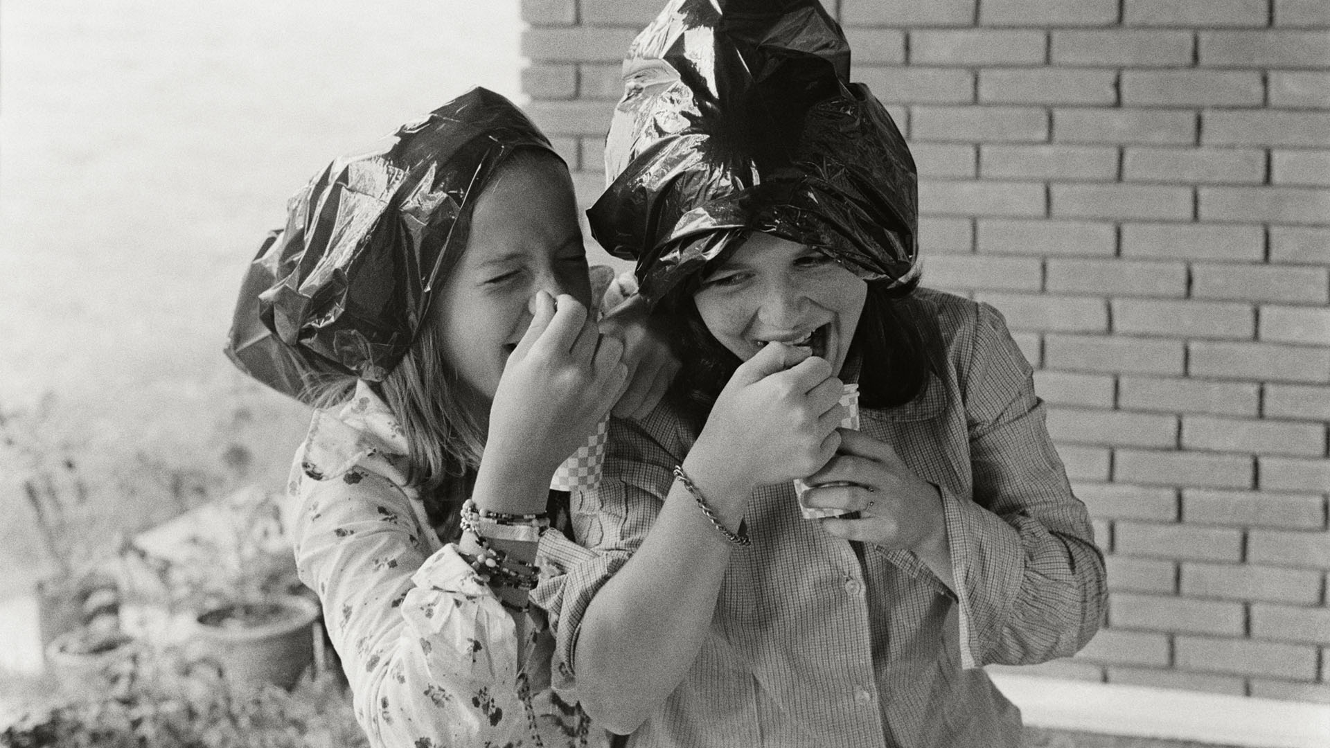 Sucrilhos. Dany Bulhert e Jacqueline Bril, Campos do Jordão, abril de 1973. Detalhe de foto de Stefania Bril. Acervo IMS / Arquivo Stefania Bril