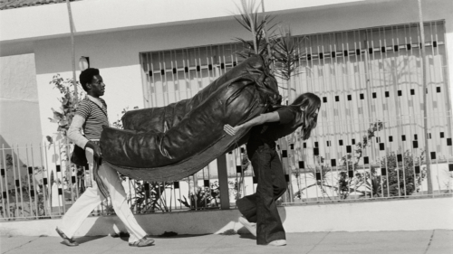 Carregando sofá, Embu das Artes, 1975. Detalhe de foto de Stefania Bril. Acervo IMS / Arquivo Stefania Bril