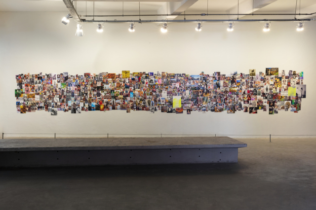 Val Souza. Vista da obra Vênus, 2023. Impressões e papéis variados, placas de alumínio, ímãs, 10,2×1,2 m. Exposição Entre Nós – 10 anos da Bolsa Zum. Foto de Everton Ballardin  