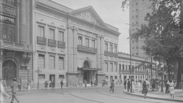 Rua do Passeio; ao centro, o edifício do Automóvel Club, c. 1925. Rio de Janeiro, RJ. Foto de autoria não identificada / Acervo IMS