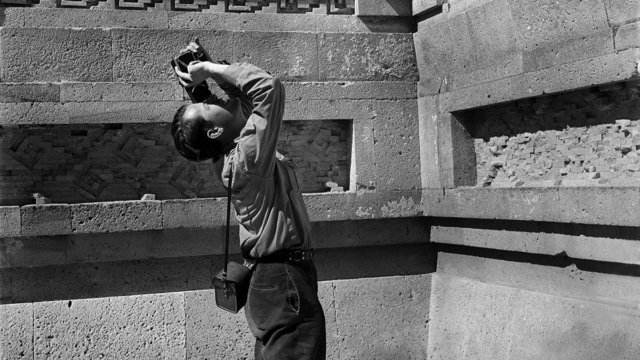 Marcel Gautherot fotografando as gregas esculpidas na fachada do Palácio de Mitla, México, 1936. Foto de Marcel Gautherot/ Acervo Instituto Moreira Salles. 