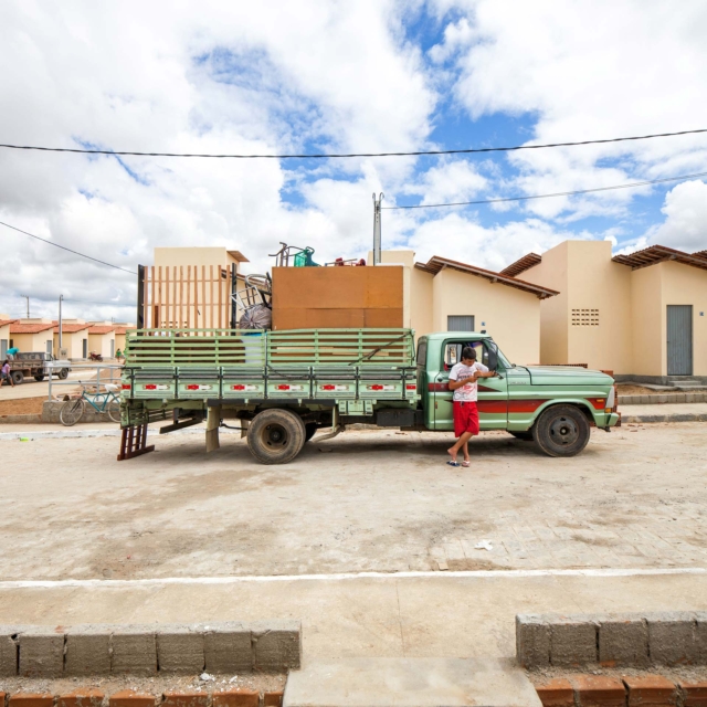Conjunto do programa Minha Casa Minha Vida, Santa Cruz do Capibaribe / PE, da série Brasil: o espetáculo do crescimento, 2013. 100 x 100 cm. Coleção de Arte Contemporânea / Acervo IMS 
