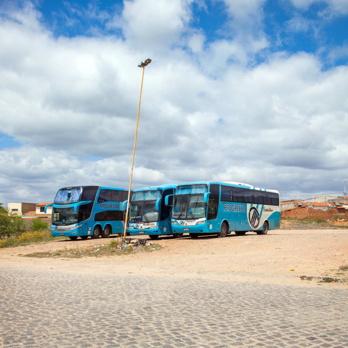 Terminal rodoviário, Salgueiro / PE, da série Brasil: o espetáculo do crescimento, 2013. 100 x 100 cm. Coleção de Arte Contemporânea / Acervo IMS 