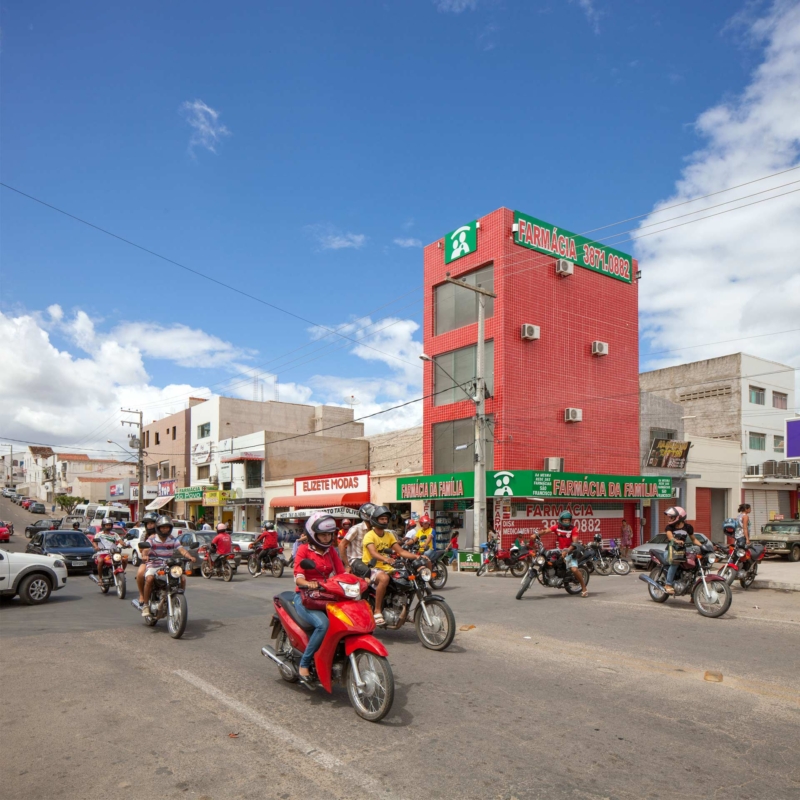Centro de Salgueiro / PE, da série Brasil: o espetáculo do crescimento, 2013. 100 x 100 cm. Coleção de Arte Contemporânea / Acervo IMS 